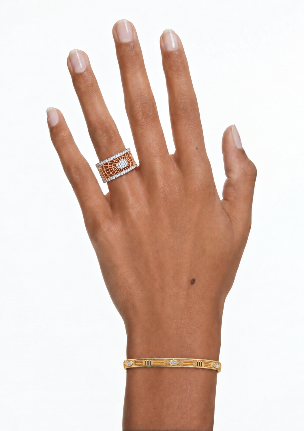 Single Layer Chessboard Filigree Bangle in 18K Gold